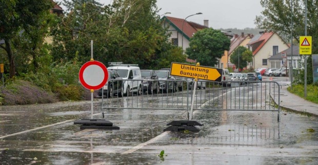 Sperre wegen überfluteter Straßen.