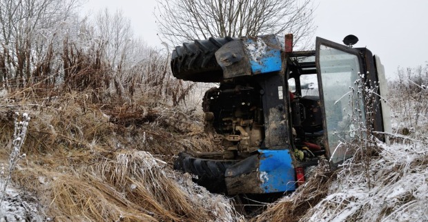 Traktor liegt in einem Graben