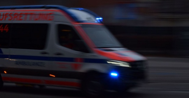 Rettungsauto fährt in der Nacht einen schnellen Blaulichteinsatz