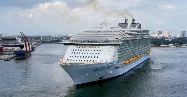 Das Schiff Harmony of the Seas in einem Hafen.