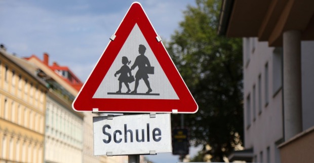 Verkehrsschild mit Hinweis auf Schüler.