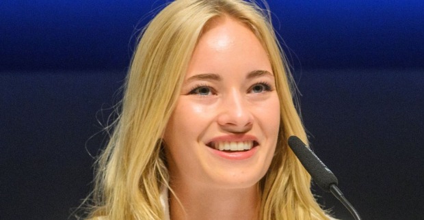 Schauspielerin Valerie Huber lächelt.