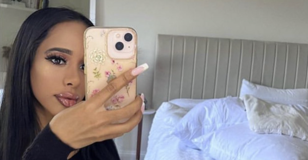 Influencerin Demaris Martinez macht ein Foto im Spiegel.