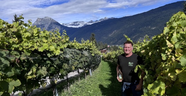 Winzer Robert Zangerl in seinem Weinberg