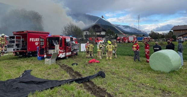 Einsatzkräfte vor Ort in Wattens.