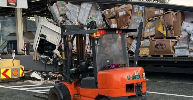 Der Unfall-Lkw in der Mautstelle Schönberg.