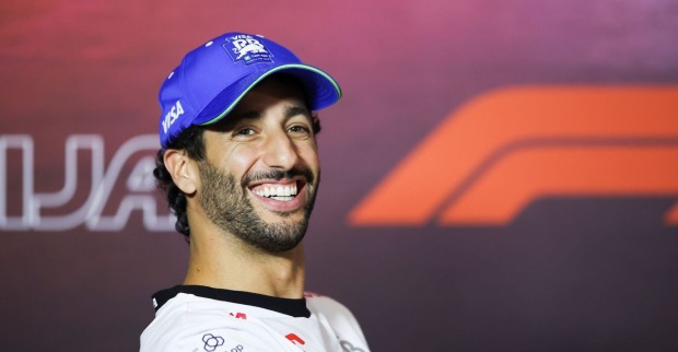 Daniel Ricciardo bei einer Pressekonferenz