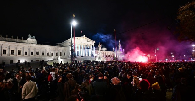 Demonstranten vor österreichischem Parlament