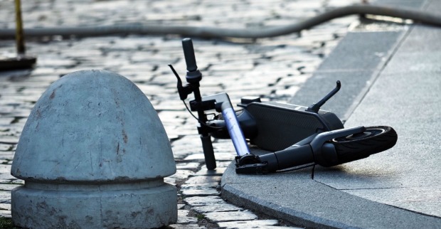 E-Scooter liegt am Boden