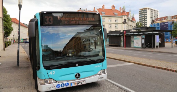 Ein Bus steht an einer Bushaltestelle in Klagenfurt.