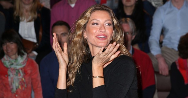 Gisele Bündchen schaut überrascht.