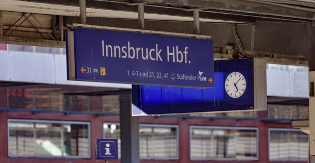Bahnsteig und Anzeigetafel am Innsbrucker Hauptbahnhof.