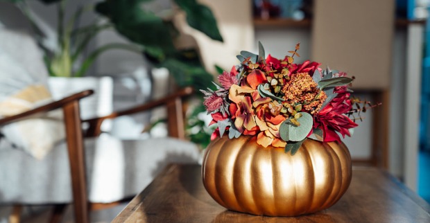Kürbis-Vase steht auf einem Tisch | Credit: iStock.com/OKrasyuk