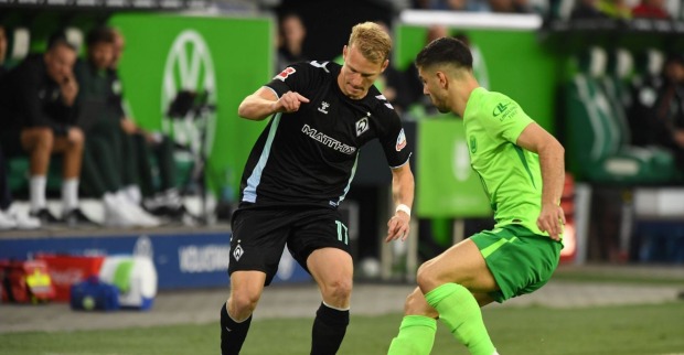 Marco Grüll im Zweikampf mit einem Wolfsburger Spieler