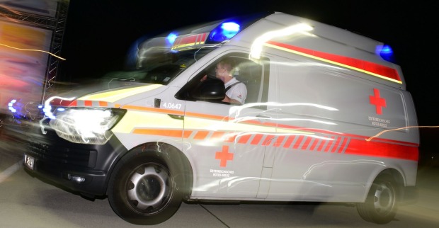 Rettung fährt schnell im Dunkeln