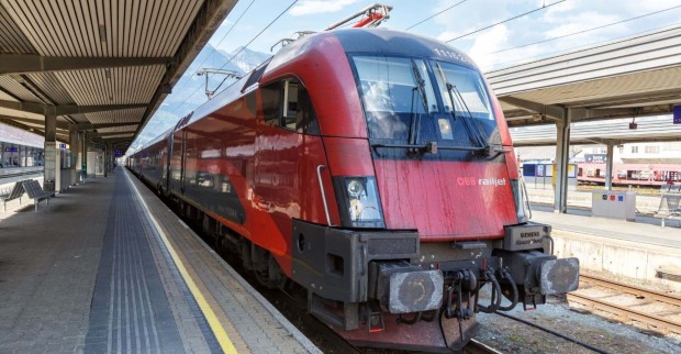 Ein ÖBB-Zug in einem Bahnhof.