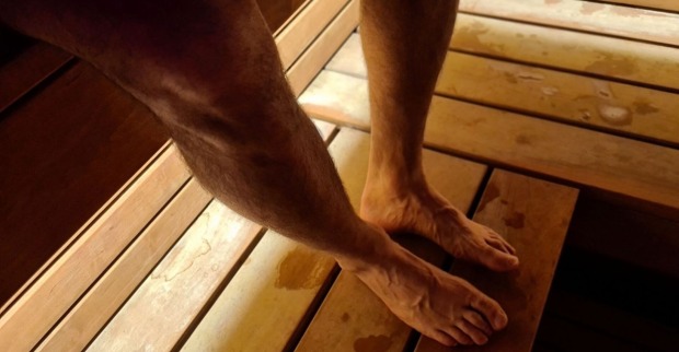 Männerbeine in einer Sauna