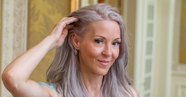 Simone Lugner mit Hand in Haaren