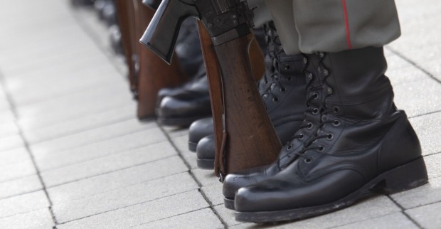 Füße von Soldaten mit Waffen.