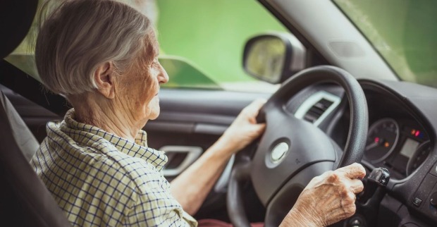 Eine Seniorin hinter dem Steuer eines Pkws.