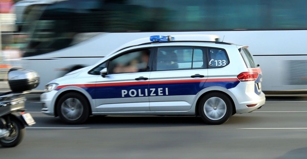 Ein Polizeiauto eilt zum Unfallort.