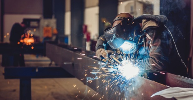Funke sprühen: Ein Schweißer bei der Arbeit.