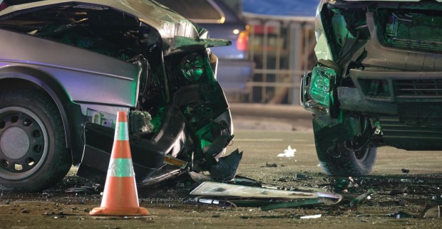 Zwei beschädigte Autos nach einem Unfall.
