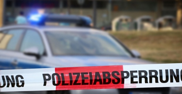 Polizeiauto und Absperrung an einem Einsatzort.