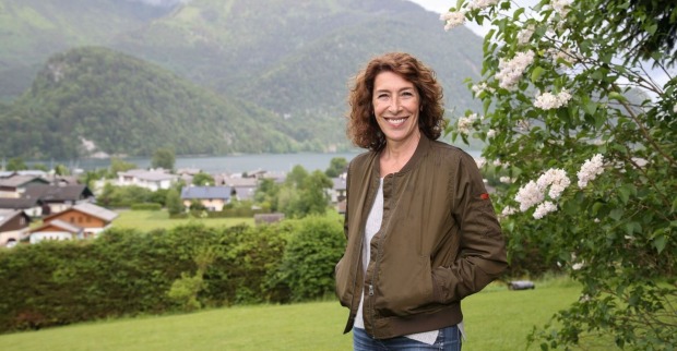 Adele Neuhauser steht im Grünen