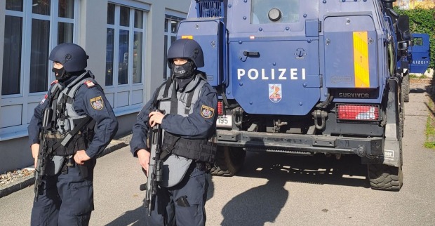 Schwer ausgerüstete Einsatzkräfte in Altenfeld