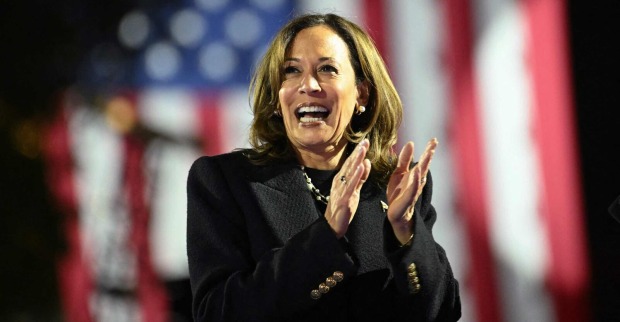 Kamala Harris klatscht