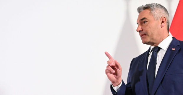 Karl Nehammer mit erhobenem Zeigefinger.