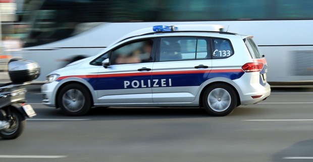 Ein Polizei auto im Straßenverkehr.