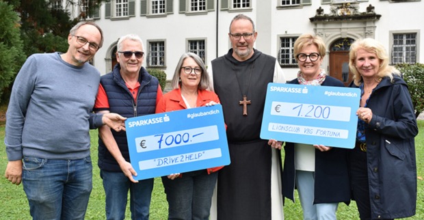 Veranstalter Gernot Stoitzner, Hans-Peter und Beate Schuler mit Abt Vizenz sowie vom Lions Club Fortuna Vorarlberg Marie-Luise Dietriche und Christine Voss