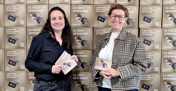 Die Organisatorinnen des inside Gewinnspiels, Sabine Tagwercher und GF Heidi Mark (v. li.) im inside Büro