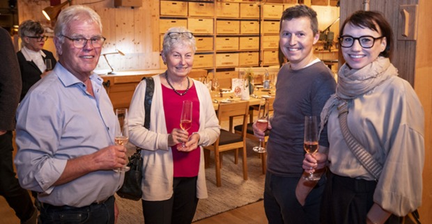 Alwin und Erika Muxel mit Christoph Heim von  Feldkircher möbel.handwerk und Dr. Manuela Gutschi, Hautarztpraxis Dornbirn