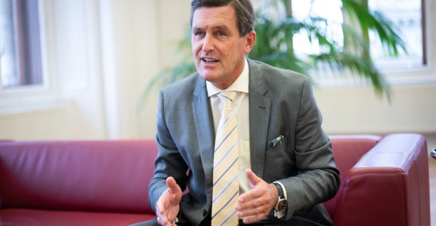 Stadtrat Peter Hanke auf einer roten Couch