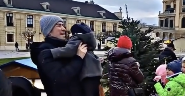 Screenshot aus dem Instagram-Video von Sebastian Kurz. Sein Sohn Konstantin wirft sich in seine Arme