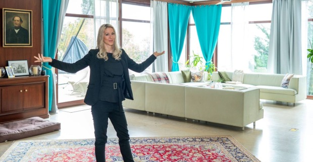 Simone Lugner posiert in der Villa