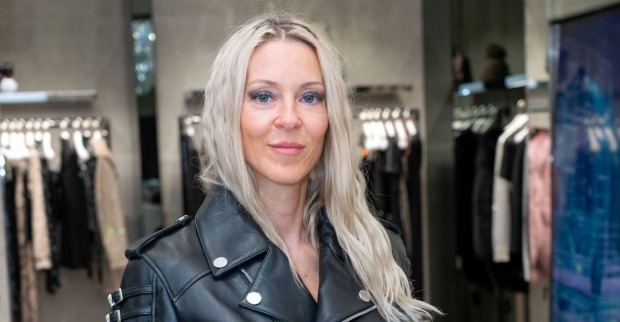 Simone Lugner trägt eine Lederjacke.