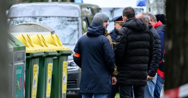 Polizisten haben das tote Mädchen in einem Müllcontainer nahe der Klinik gefunden