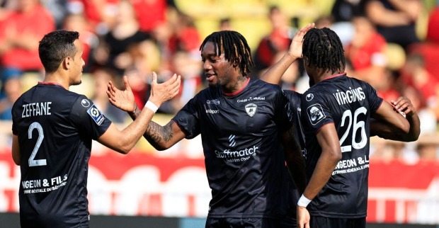 Muhammed Cham klatscht mit Teamkollegen ab