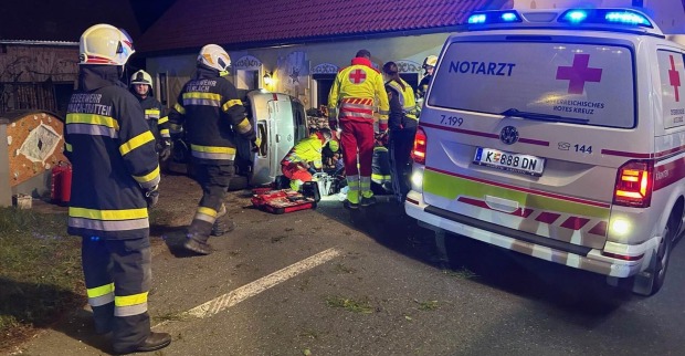 Feuerwehrleute und Rettungskräfte am Unfallort.