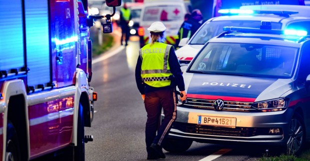 Feuerwehr, Polizei und Rettung an einem Unfallort.