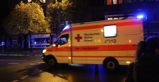 Ein Rettungswagen in der Nacht.