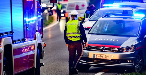 Polizei, Feuerwehr und Rettung am Unfallort.