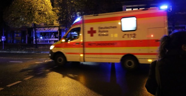 Rettungswagen auf dem Weg zu einem nächtlichen Einsatz.