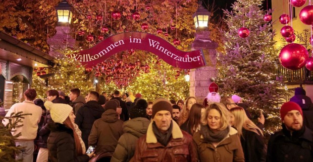 Eingang zum "Winterzauber" im Klosterhof in Linz.