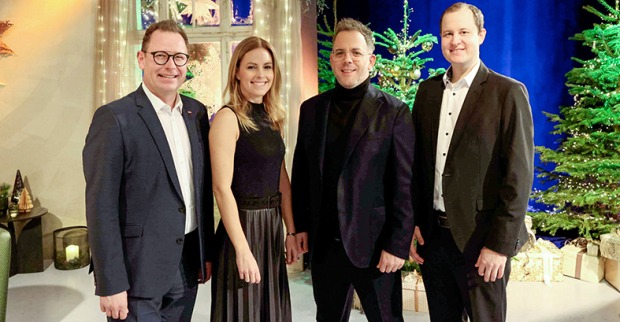 Im festlich geschmückten ORF-Publikumsstudio: ORF-Landesdirektor Markus Klement, die Moderatoren Kerstin Polzer und David Breznik sowie „LICHT INS DUNKEL“-Projektleiter Stefan Höfel.