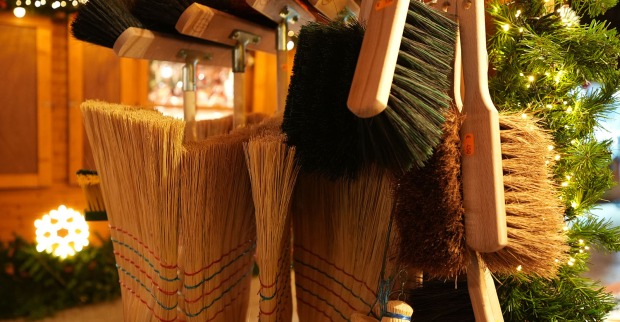 Besen hängt vor dem Haus | Credit: iStock.com/Azer Achmedov